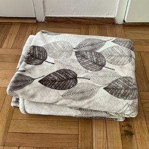 Full Size Leaf Pattern Fuzzy Plush Throw